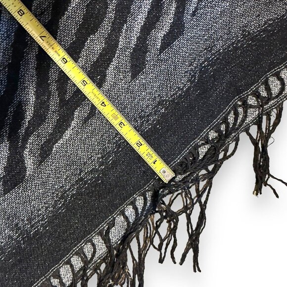 Elegant Black and Gray Wrap - Picture 13 of 15